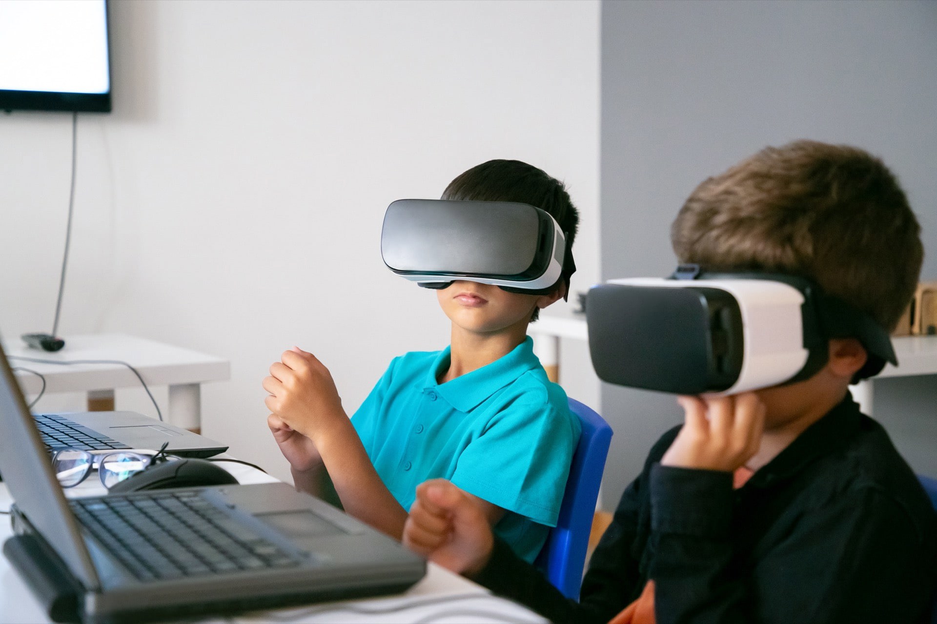 student using VR headset in classroom - VR in the classroom: benefits and drawbacks