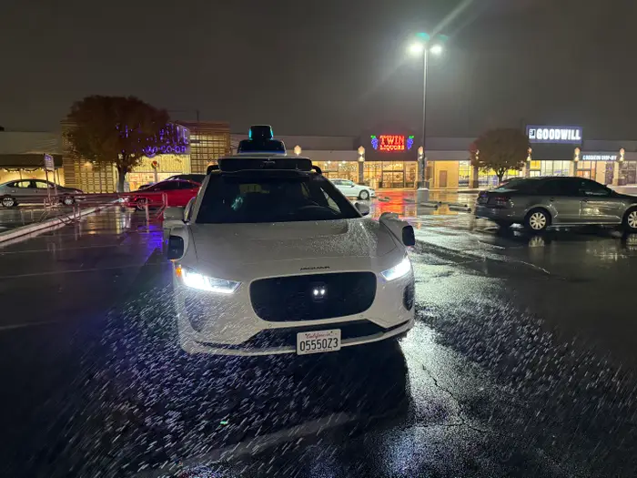 Robotaxi driving in heavy rainstorm - Uber CEO Khosrowshahi: Self-Driving Car Job Loss to Be 'a Real ...